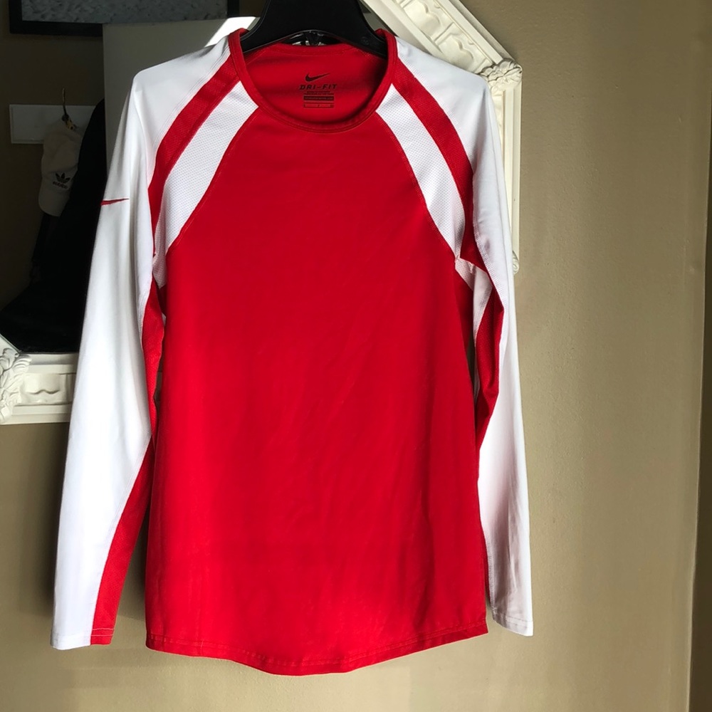 Never worn : plastic tag thing still intact Nike